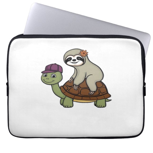 Sloth riding a turtle Classic T-Shirt Laptopschutzhülle (Vorderseite)