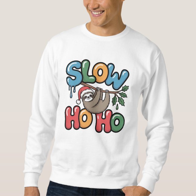 Slow Ho Ho — Sloth Hanging from Branch Christmas Sweatshirt (Vorderseite)