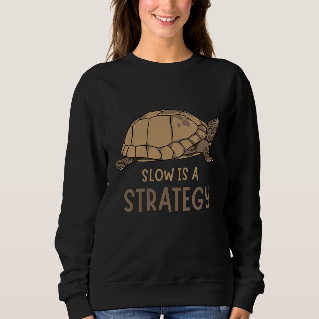 Slow Is a Strategy – Minimal Turtle Quote Design Sweatshirt (Vorderseite)