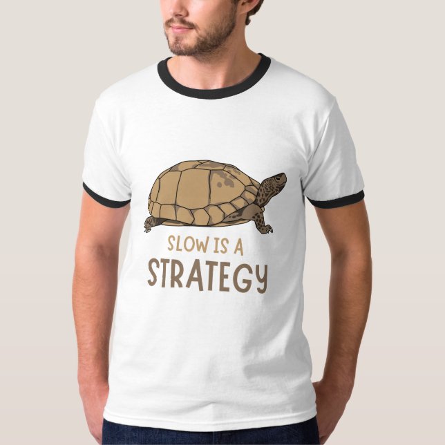Slow Is a Strategy – Minimal Turtle Quote Design T-Shirt (Vorderseite)