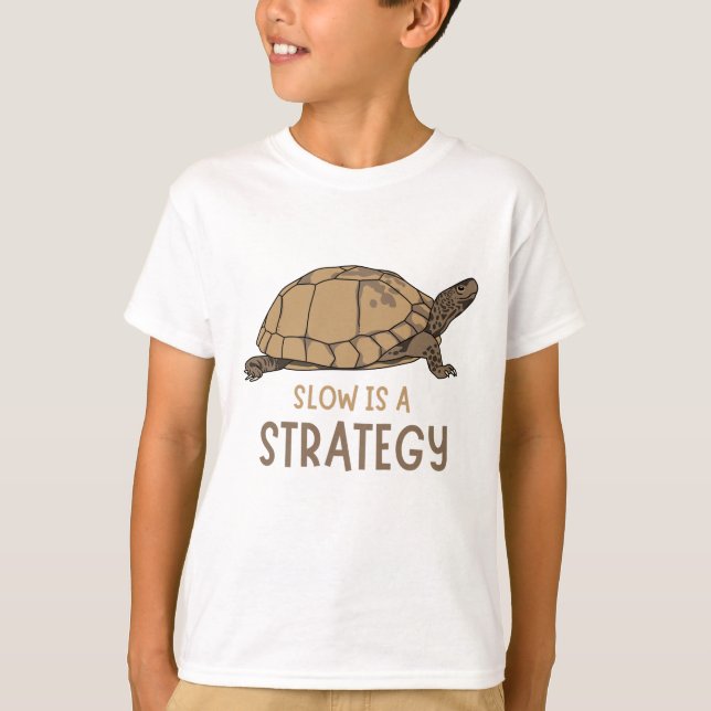 Slow Is a Strategy – Minimal Turtle Quote Design T-Shirt (Vorderseite)