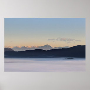 Slowenische Berge und Morgennebel im Tal Poster