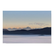 Slowenische Berge und Morgennebel im Tal
