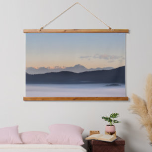 Slowenische Berge und Morgennebel im Tal Wandteppich Mit Holzrahmen