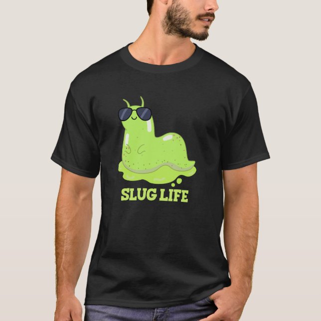 Slug Life Funny Green Slug Pub Dark BG T-Shirt (Vorderseite)