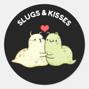 Slugs and Kisses Funny Slug Pun Dark BG Runder Aufkleber