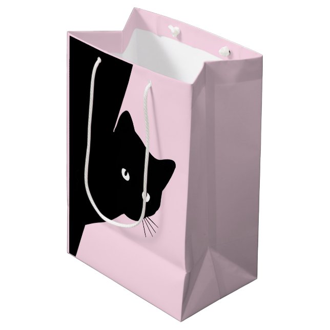 Sly Black Cat Pink Mittlere Geschenktüte (Vorderseite Schrägansicht)