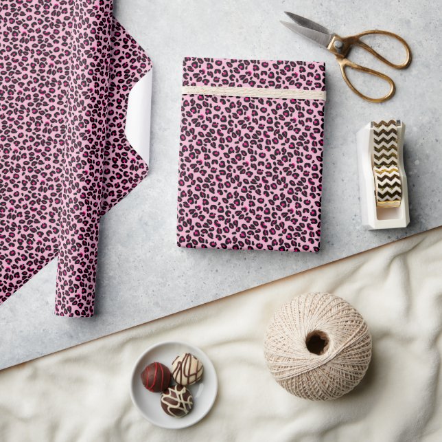 Small Pink Leopard Spots Animal Print Pattern Geschenkpapier (Kunsthandwerk)