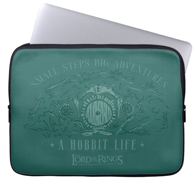 Small Steps, Big Adventures - A Hobbit Life Laptopschutzhülle (Vorderseite)