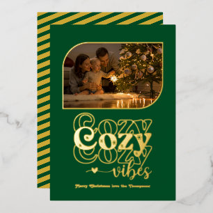 Smaragd & Gold Gemütliche Vibes Retro-Weihnachtsfo Folien Feiertagskarte