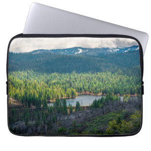 Smaragdbecken unter Bergwolken Laptopschutzhülle