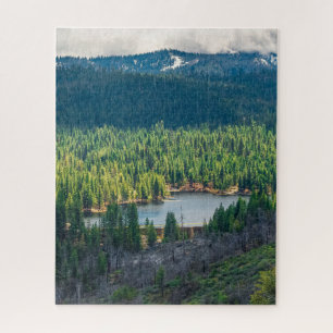 Smaragdbecken unter Bergwolken Puzzle