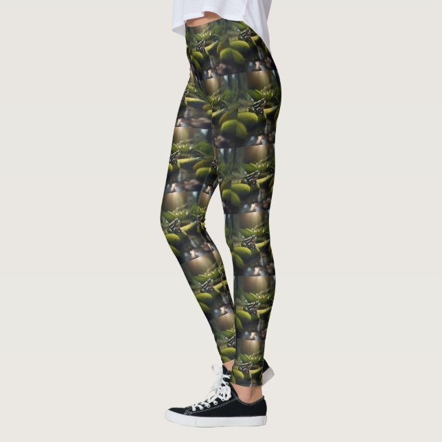 Smaragde Stille: Ein grüner Frosch am Fluss Leggings (Links)