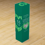 Smaragdfarbene Funkelsteine Foto Wein-Geschenkverpackung<br><div class="desc">55. Emerald Jubiläum Geschenkbox Wein oder Spirituosen. Schöne grüne Smaragde in den Herzen mit Foto-Steinvorlage smaragdgrünen Wedding Jubiläum Weinkiste Verpackung. Passen Sie mit Ihren eigenen Empfängern Namen oder Verwandten Details und Foto an. Das 55. Jubiläumsjahr wird traditionell mit Smaragds assoziiert. Aktuell liest Gratulationen Kathy und Richardo auf Ihrem smaragdgrünen Hochzeitstag...</div>