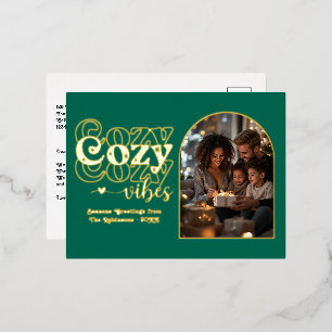 Smaragdgrün und Gold Cozy Vibes Retro-Weihnachten Folien Feiertagspostkarte