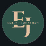 Smaragdgrüne Monogramm-Pärchen - Hochzeit im Herbs Runder Aufkleber<br><div class="desc">Fügen Sie Ihrer Hochzeit im Herbst eine Touch personalisierter Eleganz mit unserem Smaragdgrünen Monogram Couple Names Classic Round Sticker hinzu. Dieser Aufkleber wurde für eine nahtlose Verbindung von Raffinesse und den satten Farben des Herbstes konzipiert und zeichnet sich durch eine klassische runde Form aus, die mit einer auffälligen smaragdgrünen Farbe...</div>