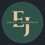 Smaragdgrüne Monogramm-Pärchen - Hochzeit im Herbs Runder Aufkleber<br><div class="desc">Fügen Sie Ihrer Hochzeit im Herbst eine Touch personalisierter Eleganz mit unserem Smaragdgrünen Monogram Couple Names Classic Round Sticker hinzu. Dieser Aufkleber wurde für eine nahtlose Verbindung von Raffinesse und den satten Farben des Herbstes konzipiert und zeichnet sich durch eine klassische runde Form aus, die mit einer auffälligen smaragdgrünen Farbe...</div>