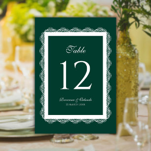 Smaragdgrüne Spitzen-Hochzeit im Stil Old Money Ro Tischnummer
