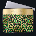 Smaragdgrüner Goldleopardenname Laptopschutzhülle<br><div class="desc">Smaragdgrün und Imitate goldenes Leopardenmuster als Hintergrund. Personalisieren Sie Ihren Namen und fügen Sie ihn hinzu. Der Name ist mit einem eleganten und modernen handgeschriebenen Schrift geschrieben.</div>