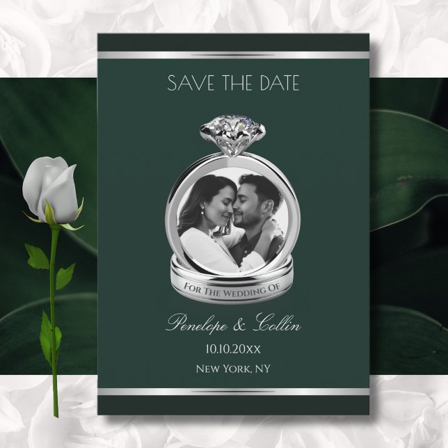 Smaragdgrüner silberner Verlobungsring Save-the-Da Save The Date (Elegant forest green save the date announcement with photorealistic 3D silver wedding ring.)