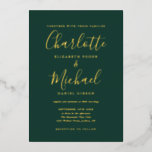 Smarald Green und Gold Script Wedding Gold Folieneinladung<br><div class="desc">Diese elegante Hochzeitseinladung mit echter Goldfolie und prächtigen Stilnamen kann mit Ihren Informationen in schicken Schriften auf smaragdgrünem Hintergrund personalisiert werden. Entwickelt von Thisisnotme©</div>