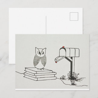 Smart Owl wartet auf Bücherstapel für einige Nachr Postkarte