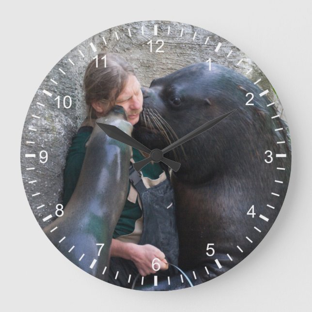 Smelly Wet Kisses Große Wanduhr (Vorderseite)