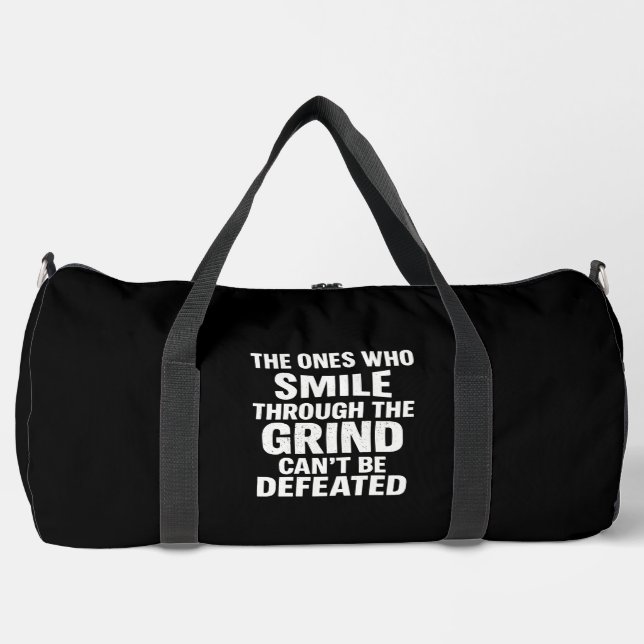 Smile-Grind-Gymnastik-Zitat mit weißem Text Duffle Bag (Vorderseite)