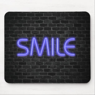 SMILE Text in Neonleuchten auf Backstein Mousepad