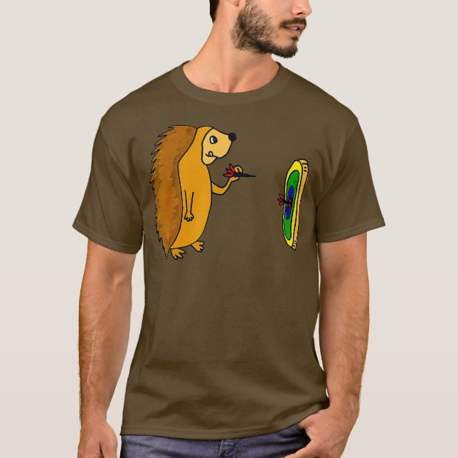 Smilenowtees Funny Igel Throwing Darts T-Shirt (Vorderseite)
