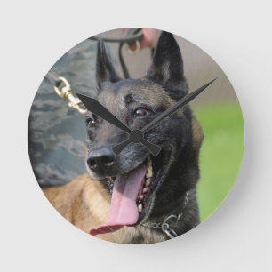 Smiling Belgian Malinois Dog Runde Wanduhr