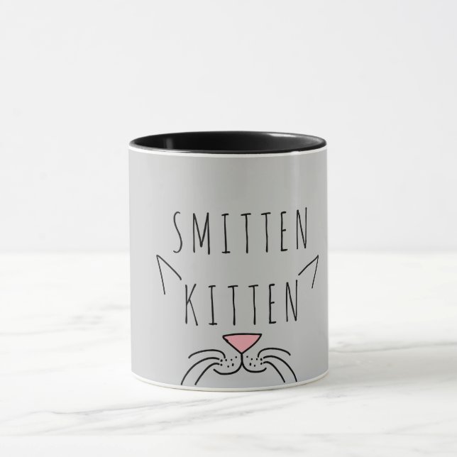 Smitten Kätzchen-Typografie-Katzen-Ohren u. Bärte Tasse (Zentrum)