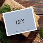 Smoke Blue Joy | Minimalistische Weihnachten<br><div class="desc">Einfache,  stilvolle,  trendige "joy" gefaltete Urlaubskarte mit moderner minimalistischer Typografie in schwarz auf pastellfarbenem,  rauchblauen Hintergrund,  gerahmt durch eine schlichte,  weiße Grenze. Der Name und das Jahr lassen sich einfach für eine persönliche Touch anpassen. Eine quirlige,  minimale Weihnachtskarte,  um sich von der Masse abzuheben! #christmas #card #blue</div>