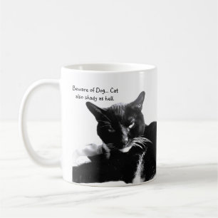 Smoking-Katze mit zweideutigem Lächeln Kaffeetasse