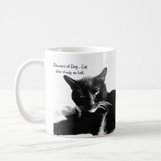 Smoking-Katze mit zweideutigem Lächeln  Kaffeetasse (Links)