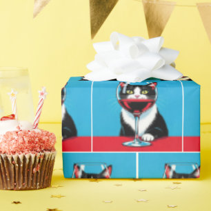Smokinganzugkatze starrt durch ein Weinglas Geschenkpapier