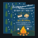 S'more Camping Campfire Bonfire Geburtstag Einladung<br><div class="desc">Diese bezaubernde Einladung zeigt die von unserer Hand gezeichneten Mores und Campfire Illustrationen mit leuchtenden Sternen und Lichtern.</div>