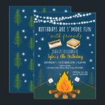 S'more Camping Campfire Bonfire Geburtstag Einladung<br><div class="desc">Diese bezaubernde Einladung zeigt die von unserer Hand gezeichneten Mores und Campfire Illustrationen mit leuchtenden Sternen und Lichtern.</div>