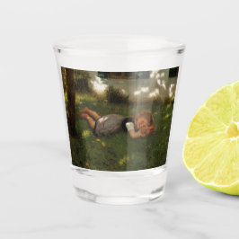 Snack Time (süßes junges Mädchen, das auf dem Gras Schnapsglas