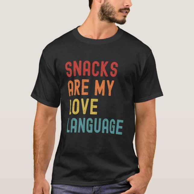 Snacks Are My Love Language Retro Groovy  saying f T-Shirt (Vorderseite)