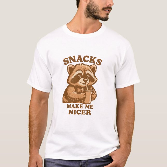Snacks Make Me Nicer Funny Raccoon T-Shirt (Vorderseite)