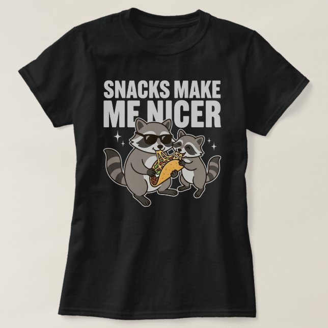 Snacks Make Me Nicer Raccoon Taco T-Shirt (Design vorne)