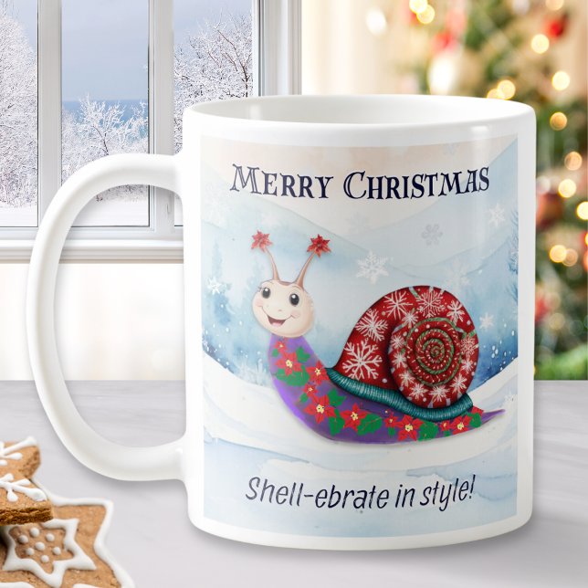 Snail Pun Spaß Funny Frohe Weihnachten Personalisi Kaffeetasse (A funny Christmas mug with picture of a snail wearing a festive patterned sweater on a snowy day)