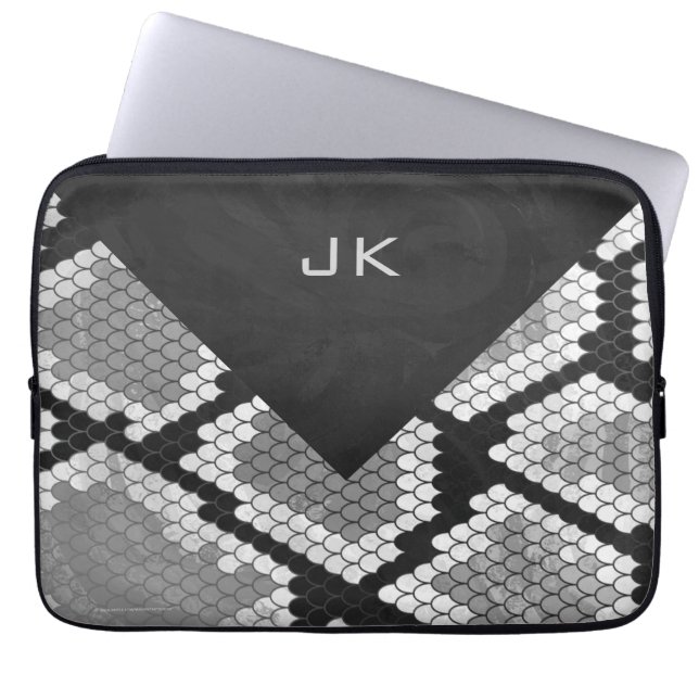 Snakeskin, grau, weiß und schwarz Mit Monogramm Laptopschutzhülle (Vorderseite)