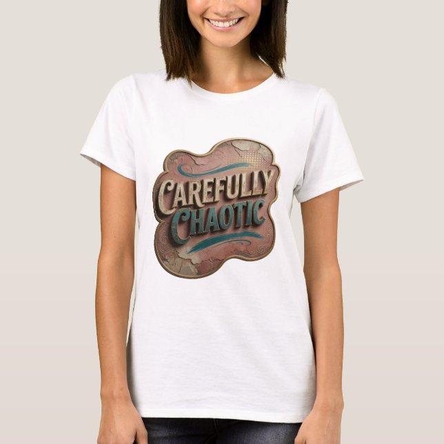 Snappy Gold CAREFULLY CHAOTIC 3D Text Kunst T-Shirt (Vorderseite)