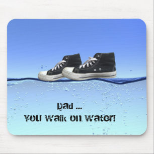 Sneakers im Wasser Mousepad