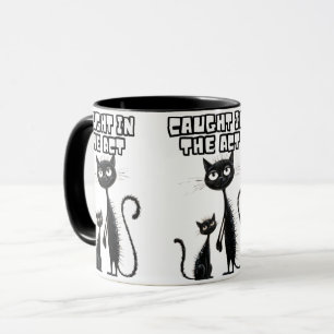 Sneaky Lächeln: Black Kitten mit einem lächelnden Tasse