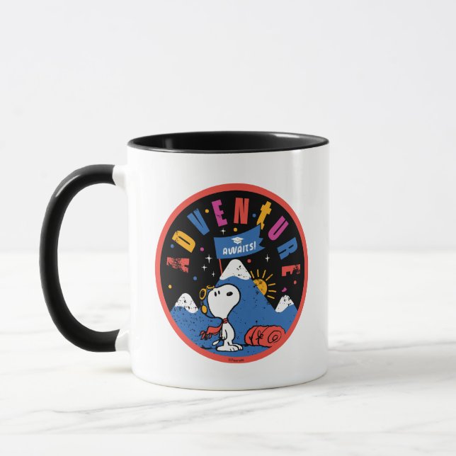 Snoopy Adventure Awaits Graduation Mountain Design Tasse (Links)
