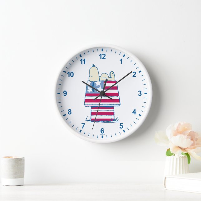 Snoopy am 4. Juli Dog House Uhr (Zuhause)