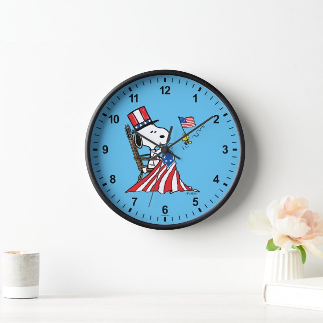 Snoopy Sewing 4. Juli Flagge Uhr (Zuhause)